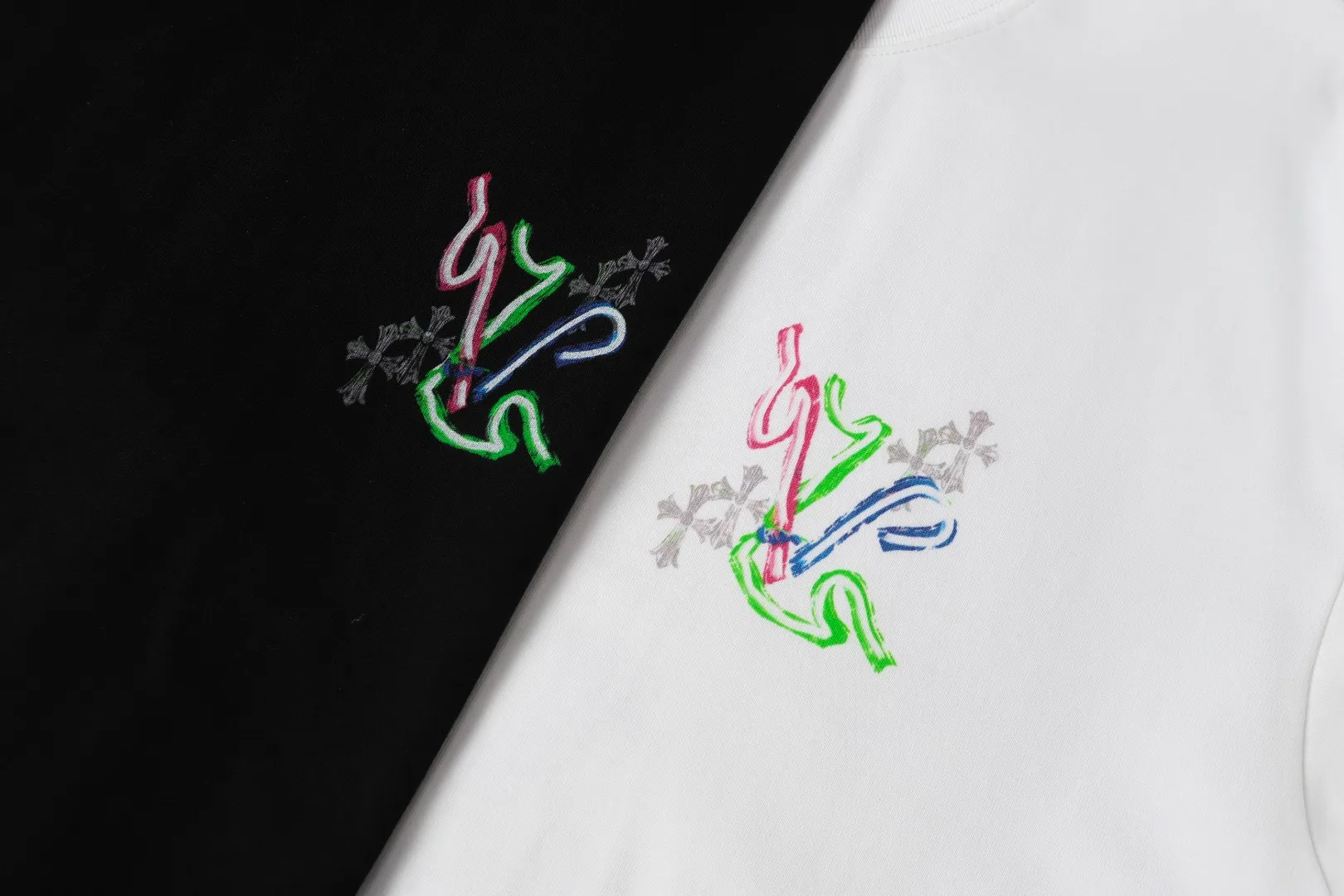 P160 Chrome Hearts* are made of 300g double yarn fabric, 1*1 Solona rib, imported digital white ink direct injection + foaming, a perfect blend of fashion and science, a feast of precision and color, high-definition color details, green and environmentally friendly concepts, loose fit, same style for men and women. Color: Black White Size: XS S M L